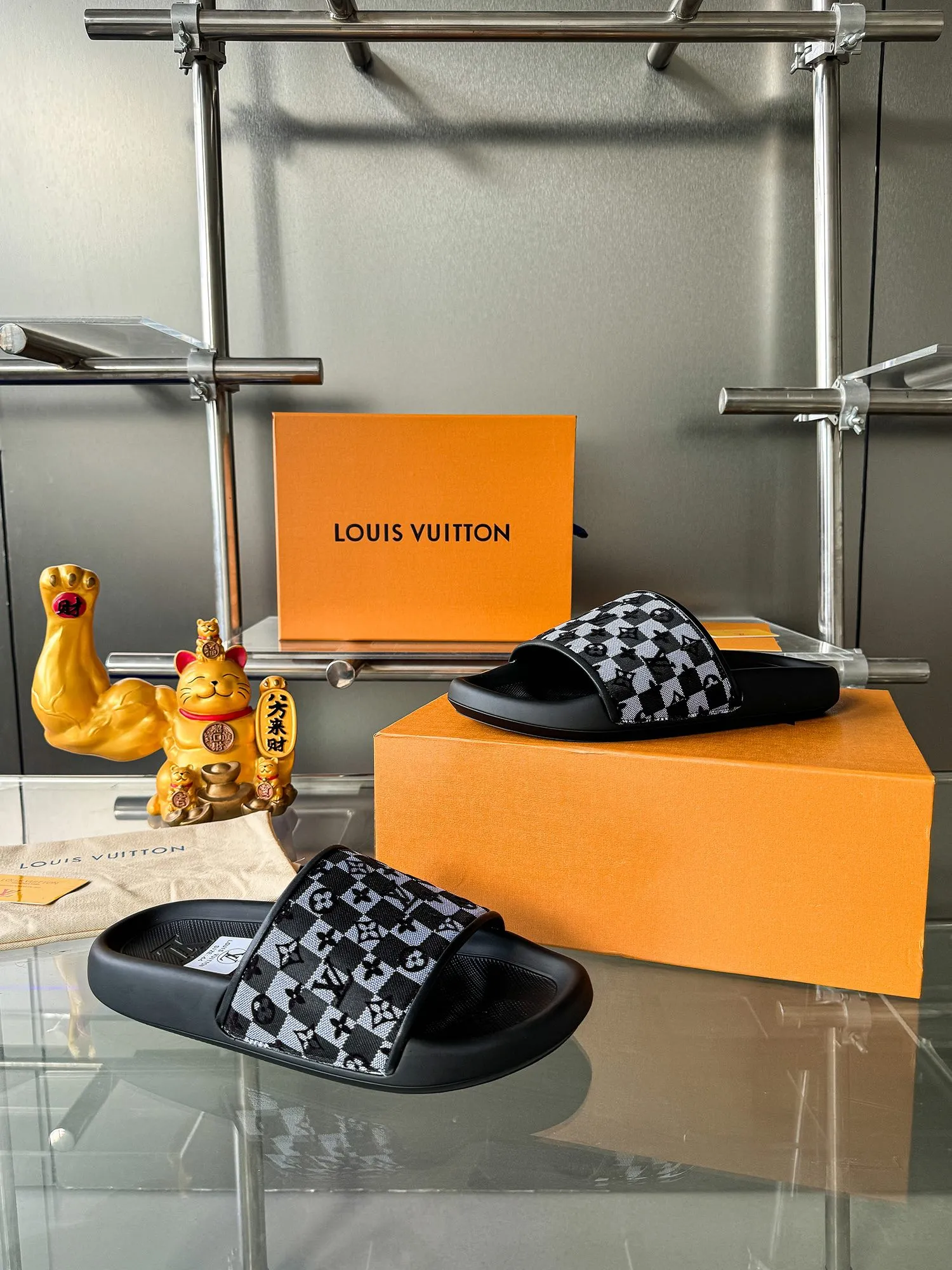[L Home] P: 300💰 ▪️Shoe size: Women's 35-40 Men's 38-46▪️Packaging: Counter top quality~original packaging Louis Vuitton lv couple's monogram embossed slippers This season, Waterfront sandals return with a new look, and the upper buckle is embossed with Louis Vuitton's iconic Monogram pattern. Made of waterproof rubber with a comfortable and resilient insole. The lightweight, flexible outsole is embossed with the Louis Vuitton logo. Exquisitely packaged at the delivery counter 🛍📦 ▪️Fabric: Original molded rubber foam ▪️Sole: Original molded rubber foam outsole ▪️Sole thickness: 3CM.